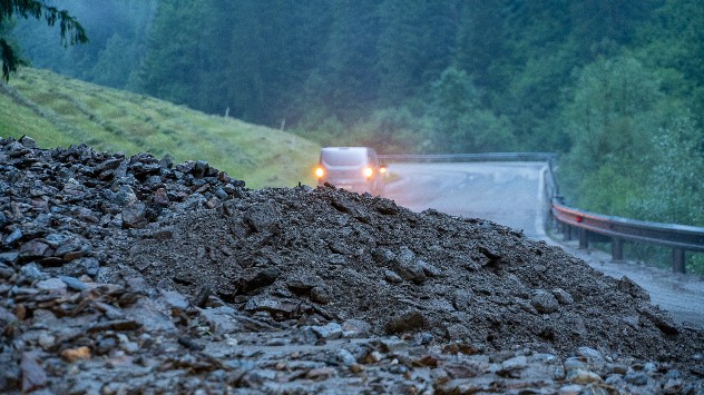 Mehrere Murenabgänge verlegten Straßen im Liesertal. 