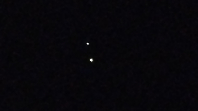 Schwarzer Himmel mit zwei nah beieinander stehenden, hellen Lichtpunkten – Jupiter und Venus.