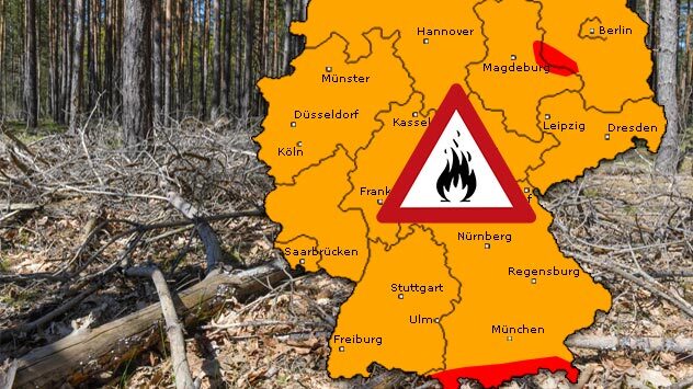 Karte der Waldbrandgefahr in Deutschland mit Hintergrundbild von trockener Vegetation