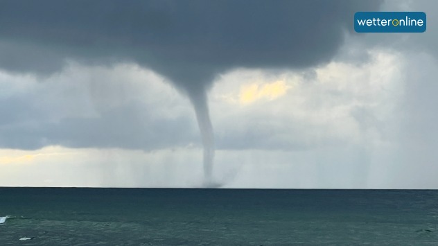 Nahe Bakenberg / Dranske auf Rügen zieht eine Wasserhose.