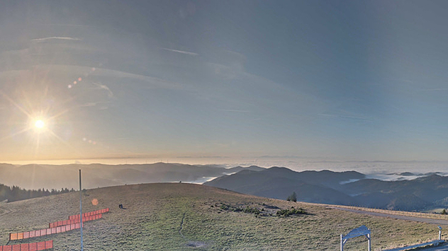 © https://www.belchen-seilbahn.de/webcam.html Bestes Wanderwetter herrscht auf dem Belchen im Hochschwarzwald. Der Blick schweift auf das Nebelmeer im Schweizer Mittelland.