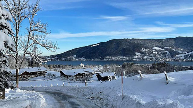 Verschneite Landschaft mit blauem Himmel.