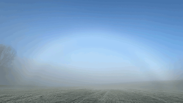 Ein weißes Band überzieht bogenförmig den Himmel bei Schleiz in Thüringen.