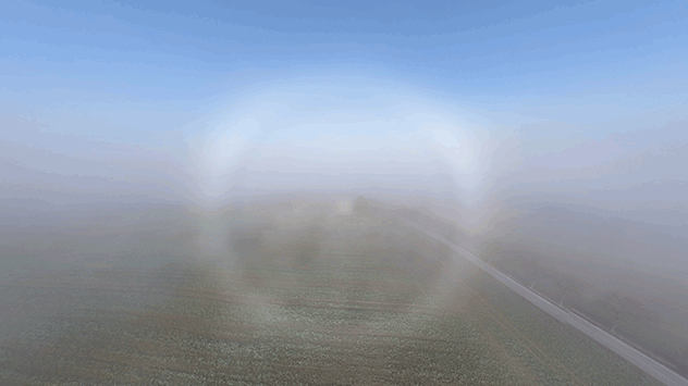 Ein weißes Band überzieht bogenförmig den Himmel bei Schleiz in Thüringen.