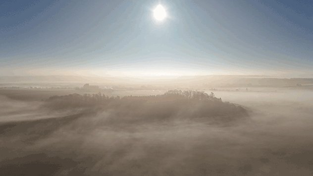 Die Sonne steht Hoch über dem sich auflösenden Nebelmeer.