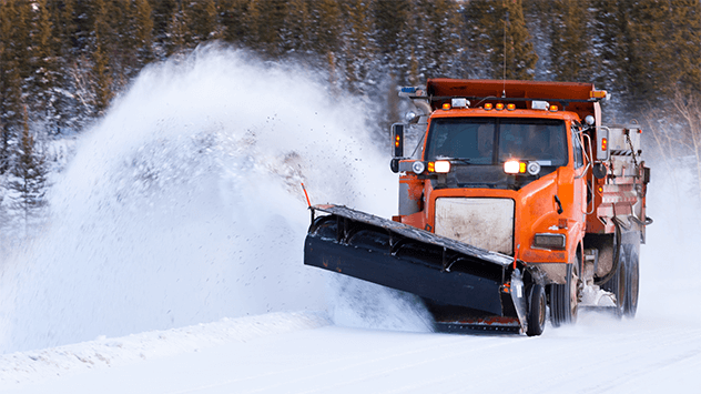 Schneepflug räumt Schnee weg