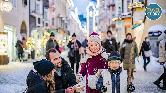 Eine Familie mit zwei Kindern in der verschneiten Altstadt von Sterzing. (c) TG Sterzing / Wisthaler