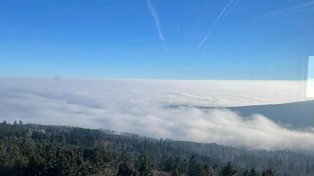 © Moritz Höckendorff via WetterMelder Deutschland Zum Monatsende sind die höheren Lagen meist im Vorteil. Der Feldberg im Taunus ragt aus der Hochnebeldecke heraus.