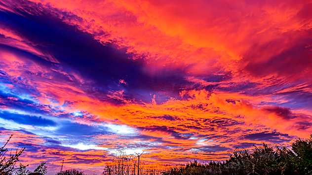 © Heinz-D. Fleck In der letzten Adventswoche sind wieder kräftige Dämmerungsfarben zu beobachten. In Nordhessen "glüht" der Morgenhimmel.