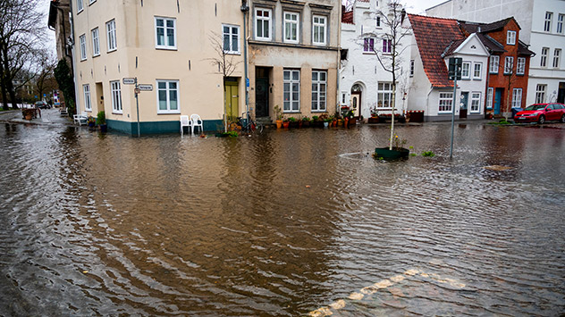 © dpa Einen Tag später führt ein stürmischer Nordostwind an der Ostsee sowie in der Lübecker Bucht zu Sturmhochwasser in der Lübecker Altstadt.