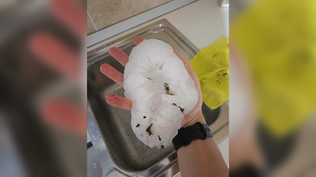 Riesiger Hagel in einer Hand