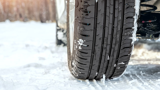 Sommerreifen auf einer Schneedecke