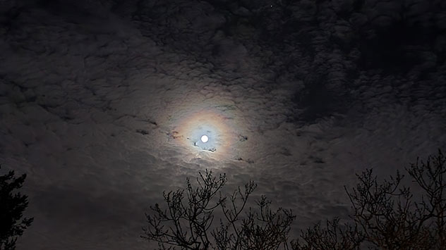 Regenbogenfarben und Vollmond