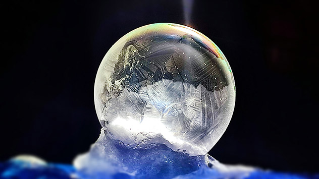 In der eisigen Luft gefrieren selbst Seifenblasen. 