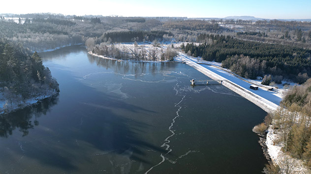 Blick auf den zugefrorenen Teufelsteich bei Harzgerode.