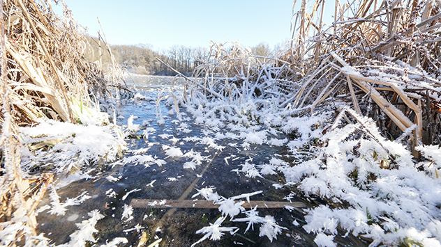 In den Frühstunden werden dort Werte um minus 15 Grad gemessen. Ein See ist hier schon zugefroren. 