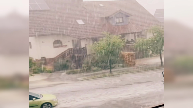 Bei Gruibingen im Landkreis Göppingen nahe Stuttgart hinterlässt ein Gewitter große Regenmengen. Diese führen zu Überflutungen von Straßen.