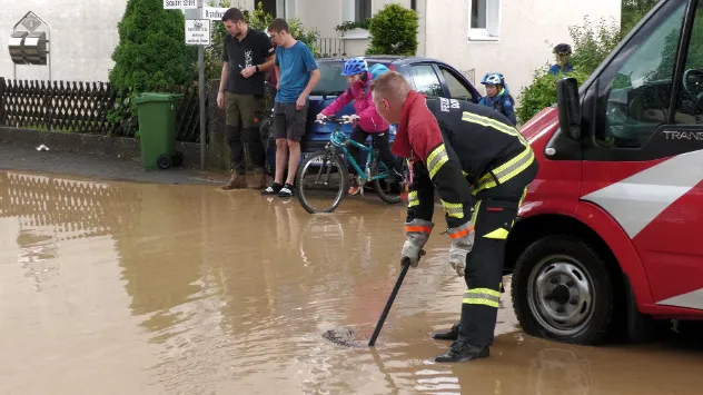 Gulli verstopft - Feuerwehrmann hebt Decke auf