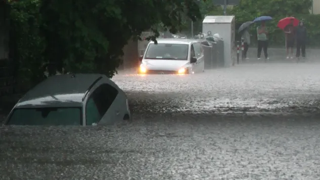 Autos schwimmen bis zu einem Meter im Wasser. Die Feuerwehr ist machtlos.