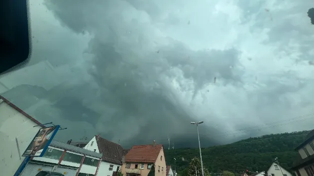 Am Himmel über Geislingen ziehen bedrohliche Wolken auf.