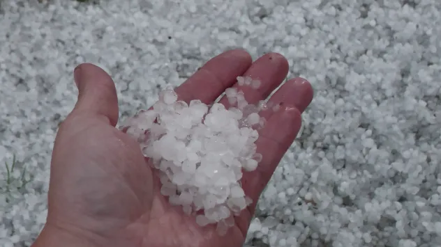 Hand mit Hagelkörnern