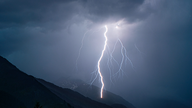 Imagen de un rayo cayendo sobre una montaña.