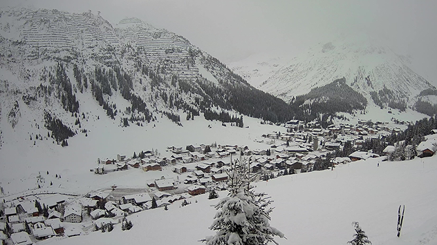 Das Webcambild zeigt ein verschneites Dorf in den Alpen.