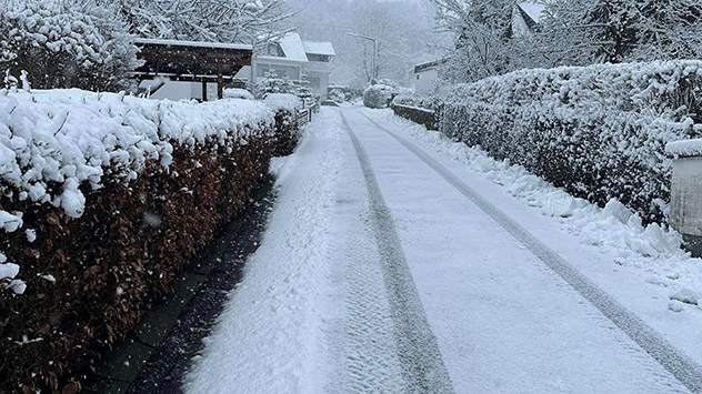 Glatte Straße in Mudersbach