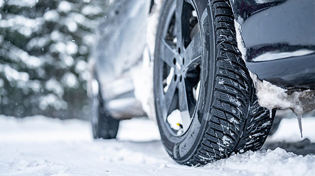 Ein Auto mit Winterreifen im Schnee. - © Shutterstock.com / zedspider Ein Auto mit Winterreifen im Schnee