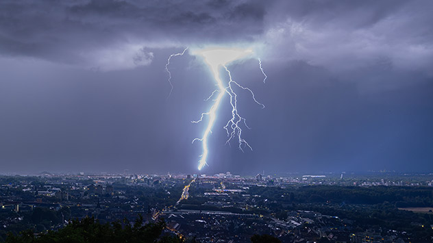 Gewitter beenden nach der Julimitte die größte Hitze bei uns. Hier ein Blitzfoto aus Karlsruhe. 