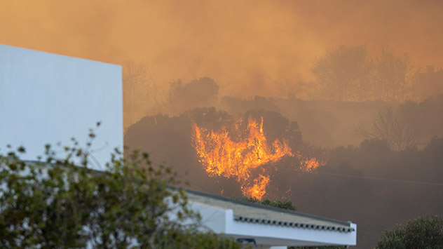 Unterdessen wüten im Mittelmeer bei großer Hitze schlimme Waldbrände, wie hier auf Rhodos. 