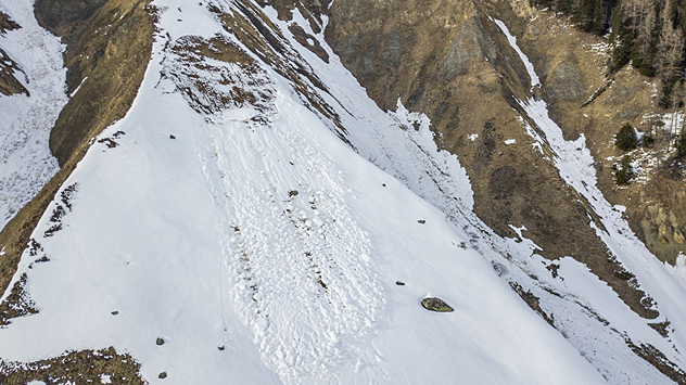 Das Bild zeigt eine abgegangene Gleitschneelawine in den Bergen.