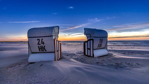 Leuchtende Nachtwolken am Nordstrand von Prerow der Halbinsel Fischland-Darß-Zingst.