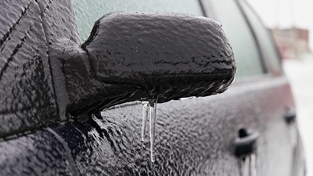 Gefrierender Regen - Eisschicht am Auto