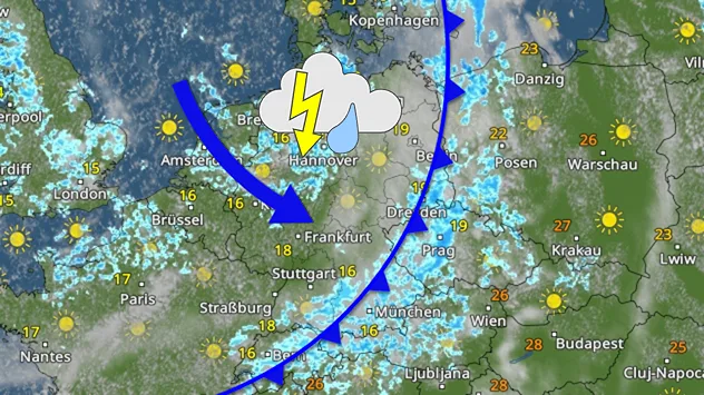 Wetterkarte für Mitteleuropa mit einer markanten Kaltfront, die sich von der Ostsee über Ostdeutschland bis nach Süddeutschland erstreckt. Die Front ist als blaue Linie mit Dreiecken eingezeichnet. Über Nordwestdeutschland zeigt ein großes Gewittersymbol mit Blitz die Gefahr von Gewittern zwischen Bremen, Hannover und Frankfurt an. Hinter der Front lockern die Wolken über Benelux und Westdeutschland teilweise auf. Entlang und östlich der Front treten zahlreiche Niederschlagsgebiete auf, die sich von Deutschland über Tschechien bis nach Österreich erstrecken. Die Temperaturen liegen in Deutschland meist zwischen 16 und 19 Grad, während östlich der Front in Polen, Ungarn und Rumänien deutlich wärmere Werte von etwa 23 bis 28 Grad erreicht werden.