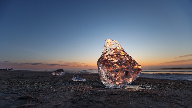 Glitzerndes Eis an einem Fluss in Japan