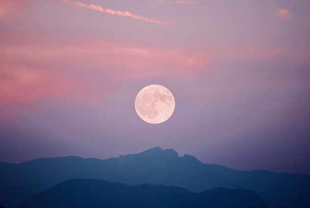 Imagen de la superluna vía Shutterstock.