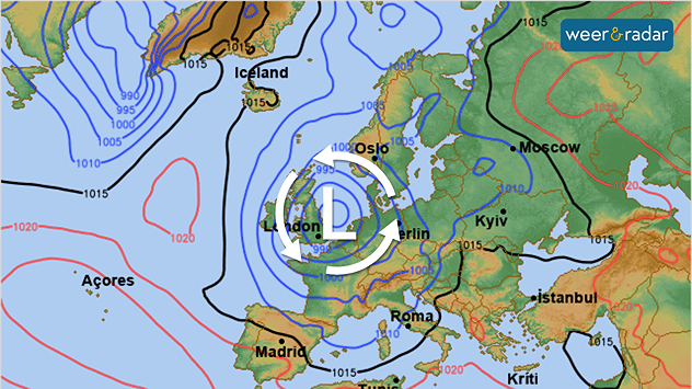 De weerkaart voor de start van de werkweek. Een lagedrukgebied is zichtbaar boven de Benelux en een 'L' staat daar ingetekend.