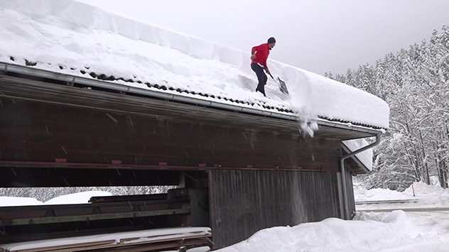 Häuser müssen vom Schnee frei geschaufelt werden.
