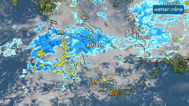 Regen- und Gewittergebiete über Griechenland mit zahlreichen Blitzen, Schwerpunkt bei Patras und Athen.