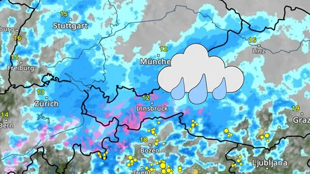 Wetterkarte von Süddeutschland, Österreich und Norditalien. Ein großflächiges Niederschlagsgebiet erstreckt sich von der Schweiz über Bayern bis nach Österreich. Die Karte zeigt überwiegend blaue Farbtöne, die verbreiteten Regen anzeigen, mit einzelnen rosa Bereichen entlang der Alpen, die auf Schneefall oder Schneeregen in höheren Lagen hindeuten. Über Tirol ist ein graues Regenwolken-Symbol mit drei Regentropfen eingeblendet. Sichtbar sind unter anderem die Städte München, Innsbruck, Bozen, Zürich, Stuttgart, Linz, Graz und Ljubljana. Die Temperaturen liegen meist zwischen 12 und 19 Grad Celsius. Gelbe Punkte markieren Blitze beziehungsweise Gewitteraktivität südlich des Alpenhauptkamms.