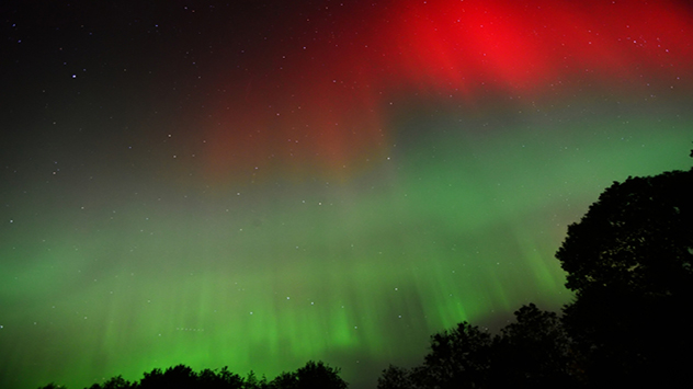 Zeitweise erhoben sich sogar die in unseren geografischen Breiten recht seltenen grünen Farbtöne hoch über den Nordhorizont.