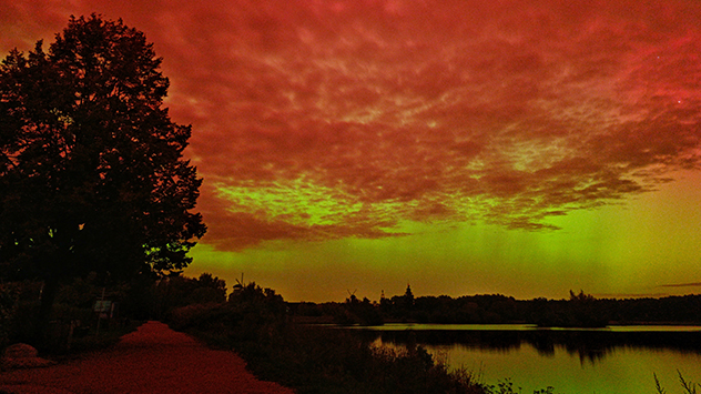 Selbst durch dünne Wolkenfelder hindurch war das Spektakel zu sehen, wie hier über Wolfsburg.