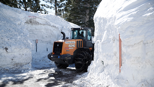 Anfang April gab es meterhohe Schneewände in Mammoth Lakes im US-Bundesstaat Kalifornien. 