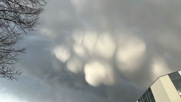 Mancherorts bilden sich Beulen an der Wolkenunterseite abziehender Schauer