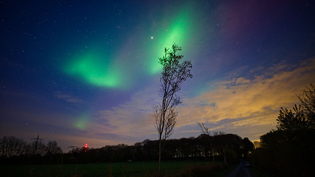 Seidene Vorhänge aus grünem Licht erscheinen am Himmel über Brokstedt nördlich von Hamburg.