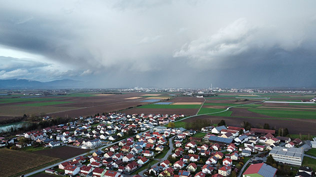 Immer wieder ziehen dunkle Schauerwolken über das Land.