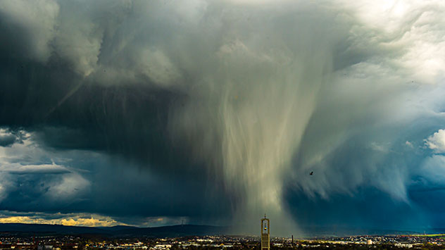 Dieses Foto zeigt einen sogenannten Fallstreifen. Das ist der weiße Bereich der sich von der Wolke Richtung Erdboden erstreckt. 