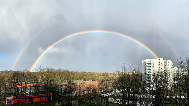 Durch das Schauerwetter entstehen immer wieder Regenbögen, wie hier nahe Hamburg. 