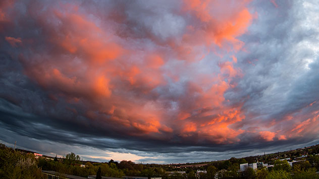 Eindrucksvoll zeigt sich der Himmel auch in Dresden. Die Wolken leuchten hier sogar rötlich.